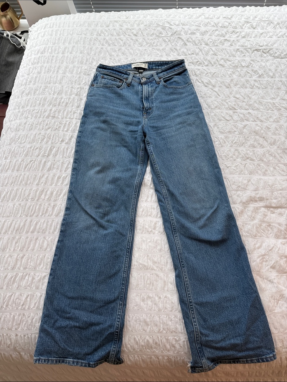 Abercrombie Curve Love 90’s straight leg jeans, size 25 in short length.